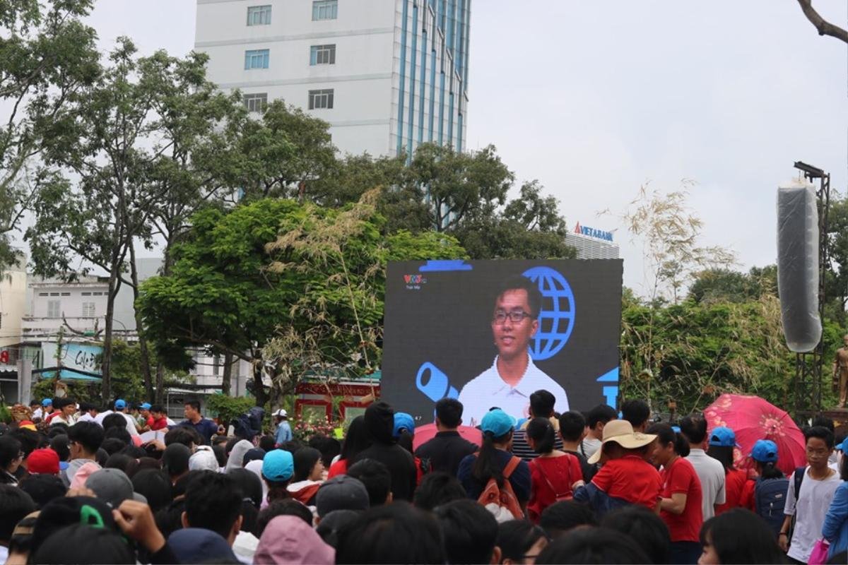 Hàng ngàn học sinh và thầy cô Cần Thơ đội mưa cổ vũ cho Bá Vinh tại trận chung kết Đường lên đỉnh Olympia 2019 Ảnh 3