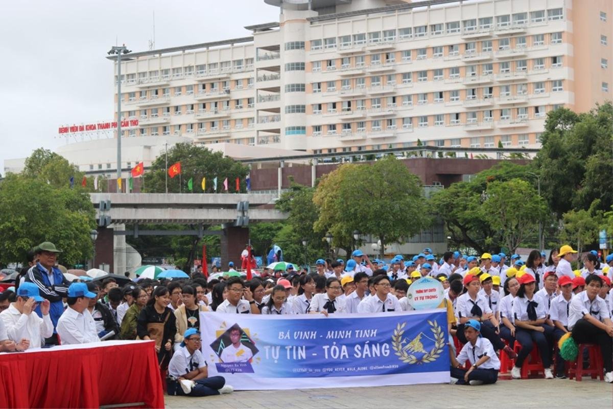 Hàng ngàn học sinh và thầy cô Cần Thơ đội mưa cổ vũ cho Bá Vinh tại trận chung kết Đường lên đỉnh Olympia 2019 Ảnh 4