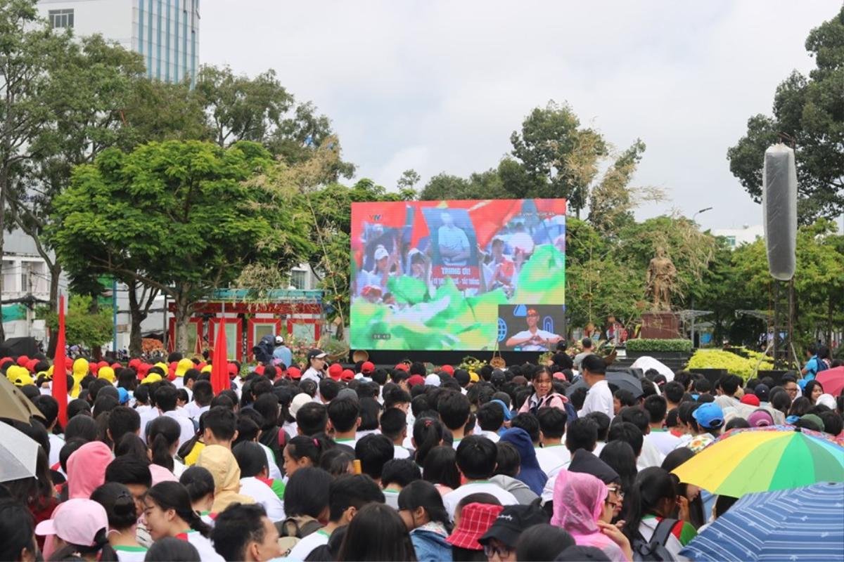 Hàng ngàn học sinh và thầy cô Cần Thơ đội mưa cổ vũ cho Bá Vinh tại trận chung kết Đường lên đỉnh Olympia 2019 Ảnh 5