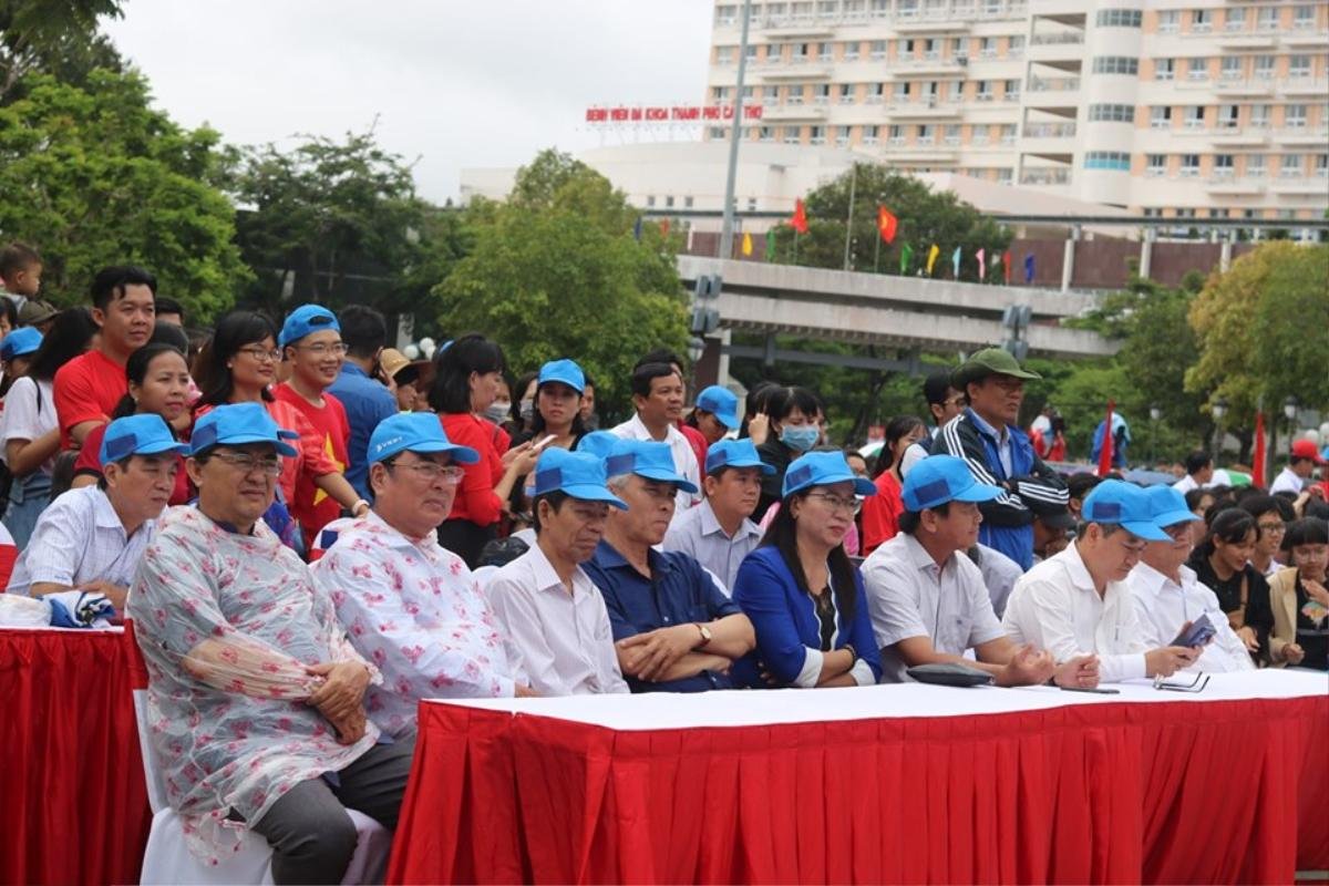 Hàng ngàn học sinh và thầy cô Cần Thơ đội mưa cổ vũ cho Bá Vinh tại trận chung kết Đường lên đỉnh Olympia 2019 Ảnh 6