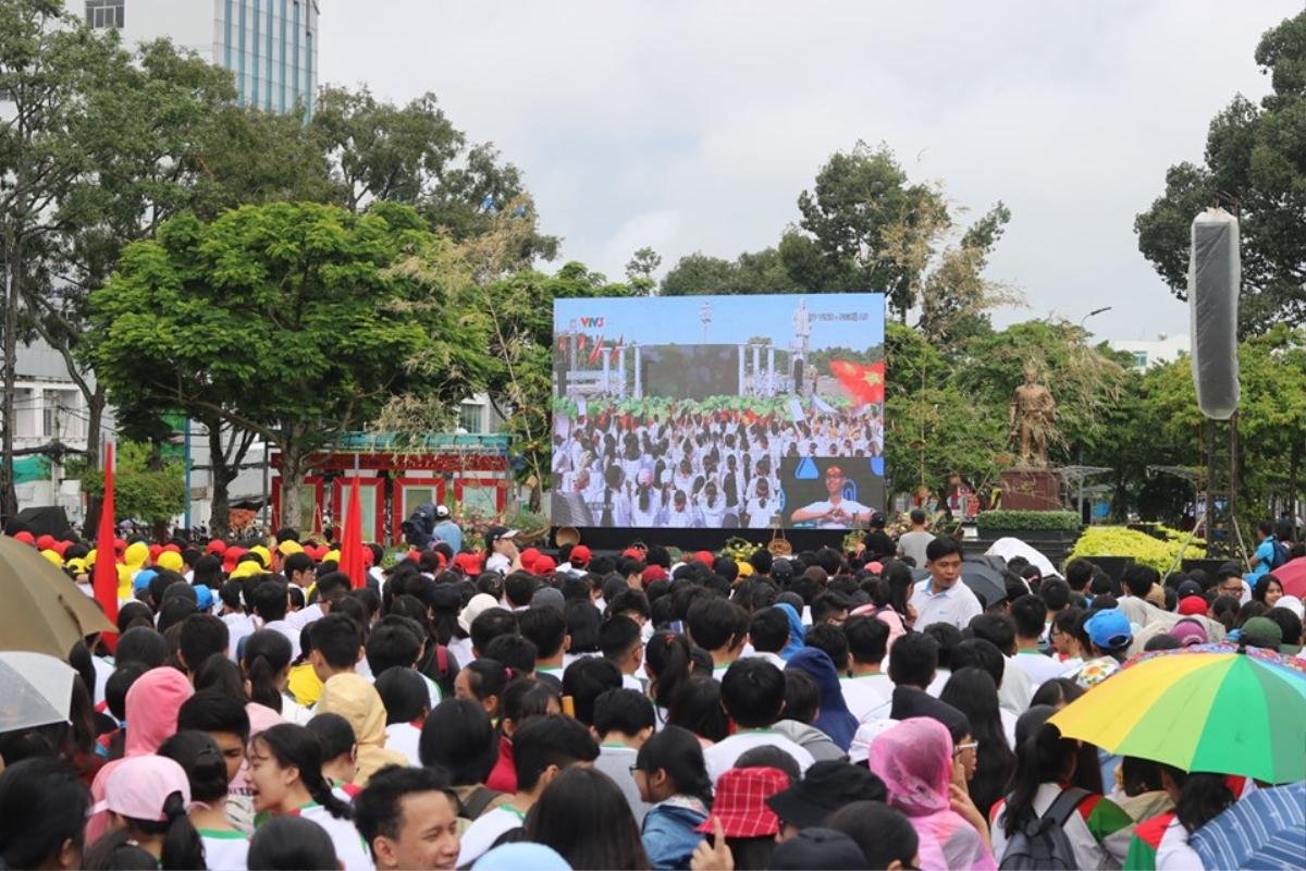 Hàng ngàn học sinh và thầy cô Cần Thơ đội mưa cổ vũ cho Bá Vinh tại trận chung kết Đường lên đỉnh Olympia 2019 Ảnh 7