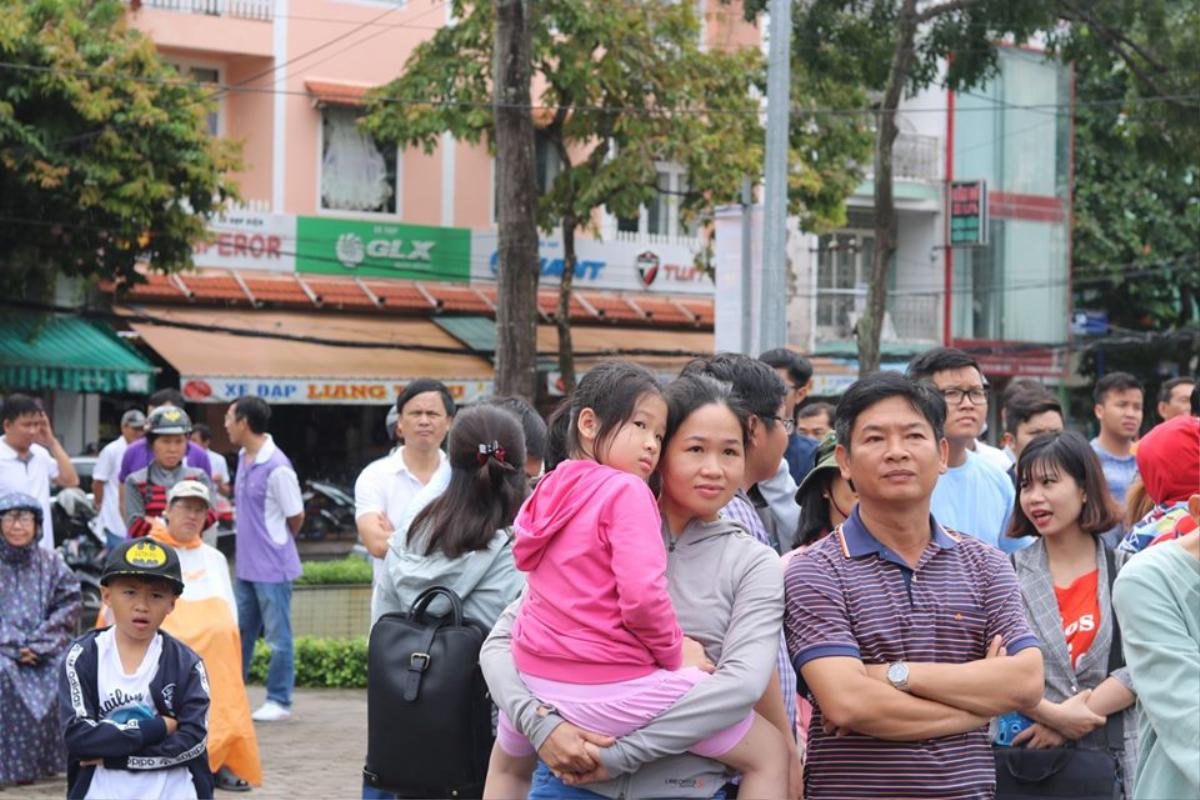 Hàng ngàn học sinh và thầy cô Cần Thơ đội mưa cổ vũ cho Bá Vinh tại trận chung kết Đường lên đỉnh Olympia 2019 Ảnh 8