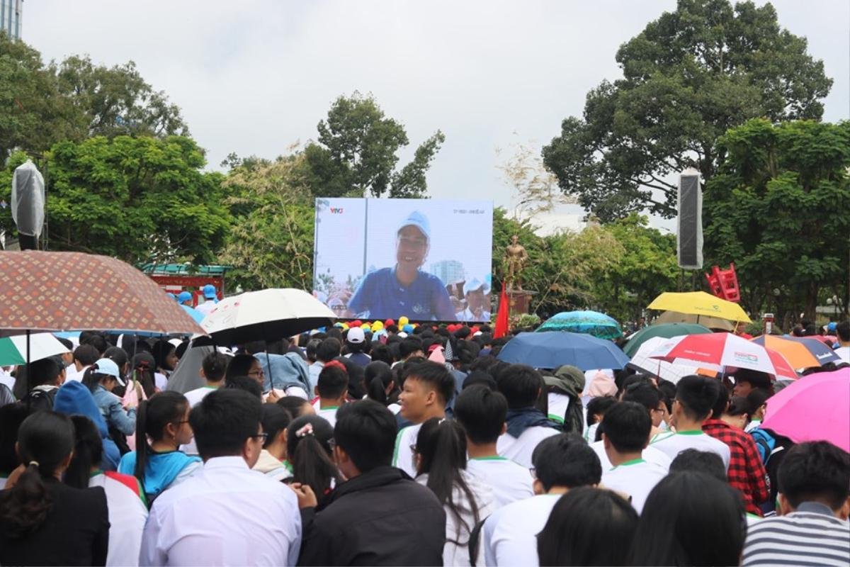 Hàng ngàn học sinh và thầy cô Cần Thơ đội mưa cổ vũ cho Bá Vinh tại trận chung kết Đường lên đỉnh Olympia 2019 Ảnh 9