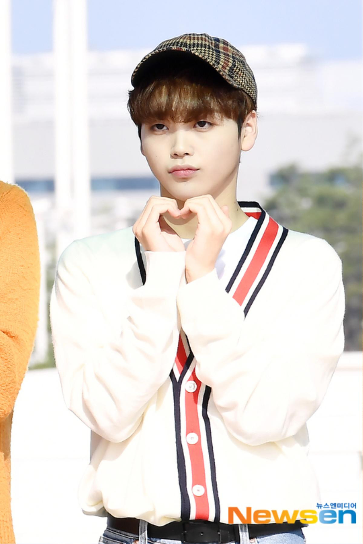 Chết cười với bộ ảnh 'thiếu ngủ' của X1 tại sân bay, cùng Kim Jae Hwan (Wanna One) đến Nhật Ảnh 34