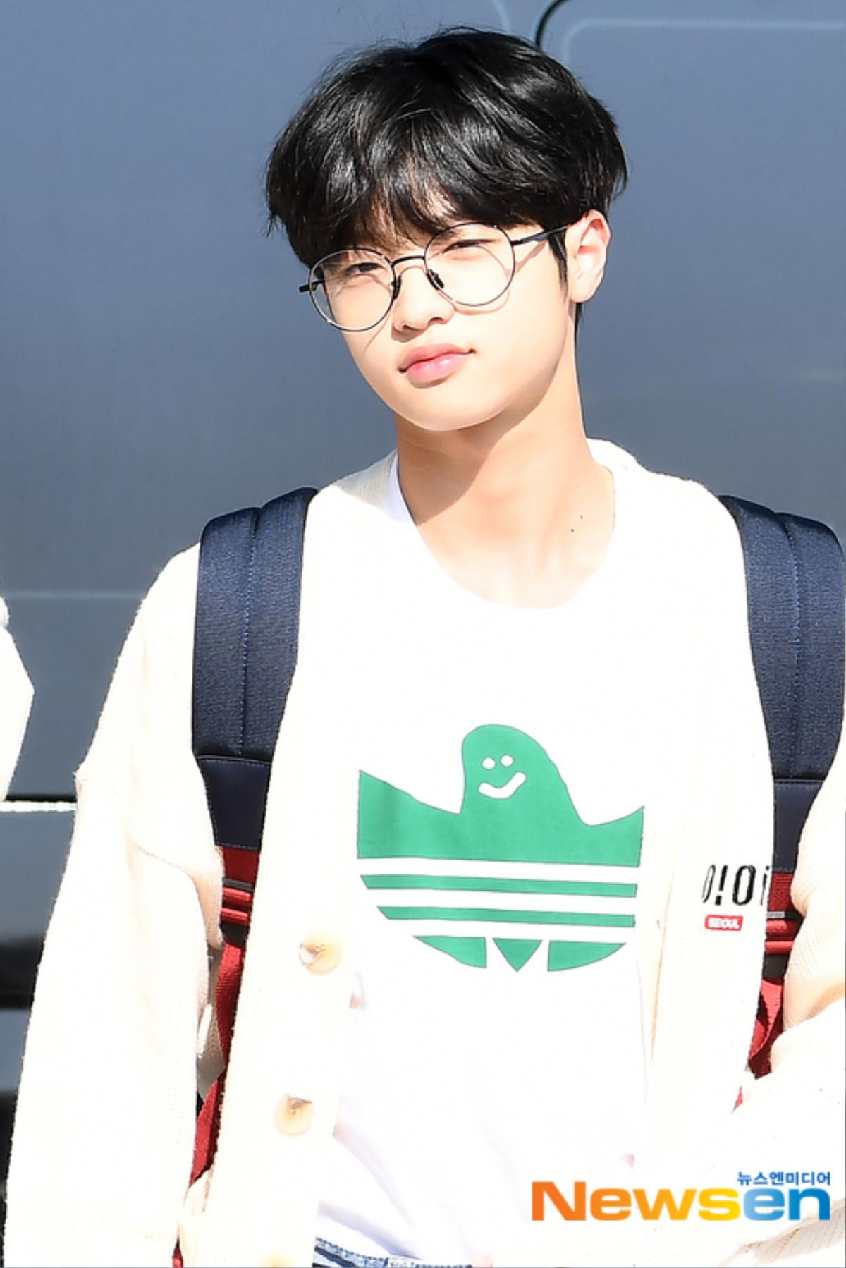 Chết cười với bộ ảnh 'thiếu ngủ' của X1 tại sân bay, cùng Kim Jae Hwan (Wanna One) đến Nhật Ảnh 31