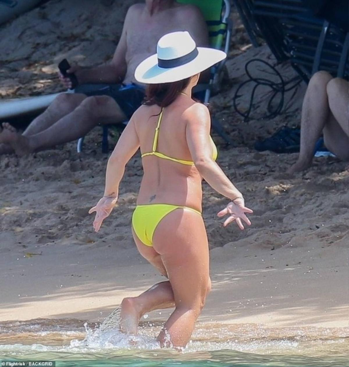 Britney Spears khoe dáng 'ảo' khác xa so với  thực tế xồ xề, béo tròn khi mặc bikini tắm biển Ảnh 6