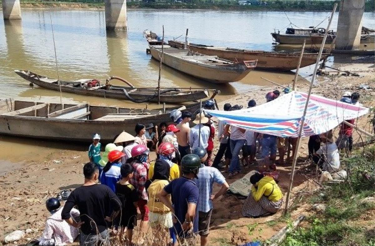 Tìm thấy thi thể người bố và cháu bé trong vụ vợ chồng trẻ ôm con nhỏ 15 tháng tuổi nhảy sông Thạch Hãn tự tử Ảnh 2