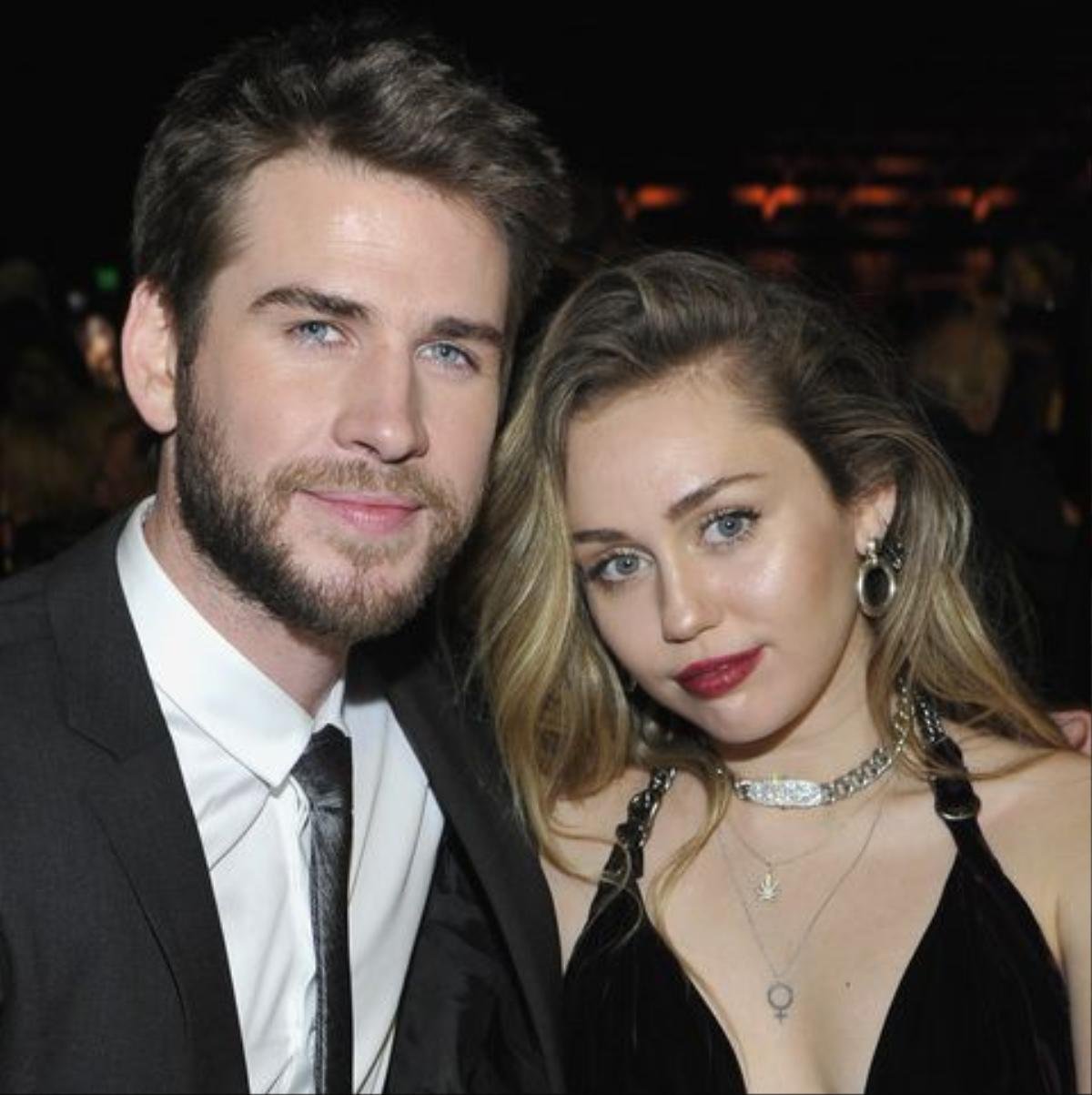 Miley Cyrus và Kaitlynn Carter hâm nóng tình cảm bằng cách diện đồ đôi trên phố LA Ảnh 2