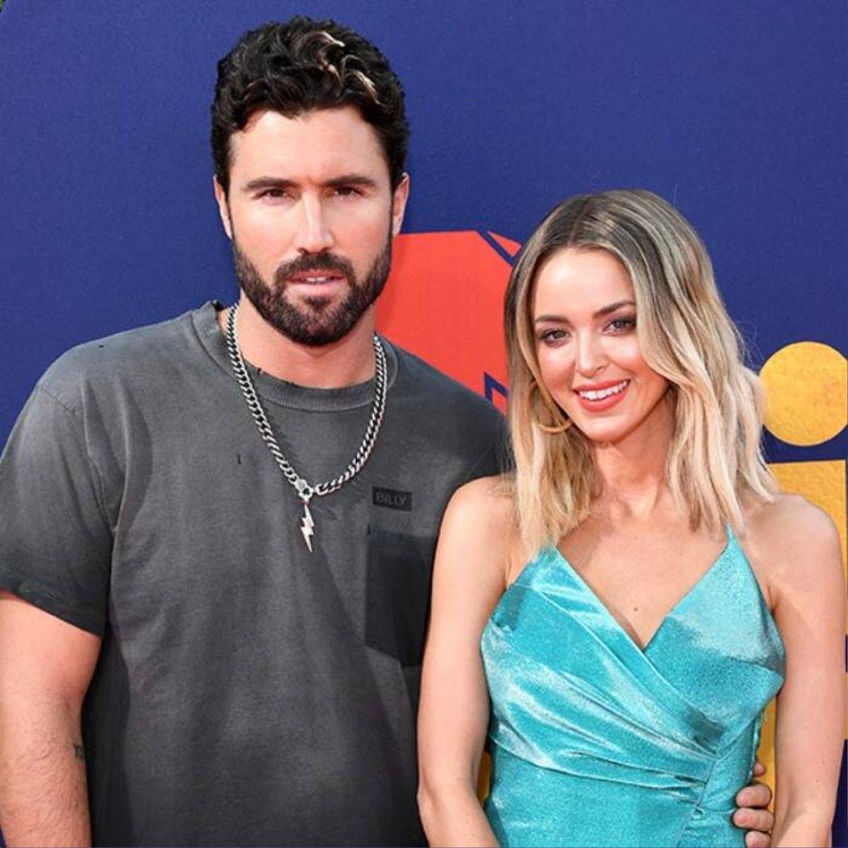 Miley Cyrus và Kaitlynn Carter hâm nóng tình cảm bằng cách diện đồ đôi trên phố LA Ảnh 3