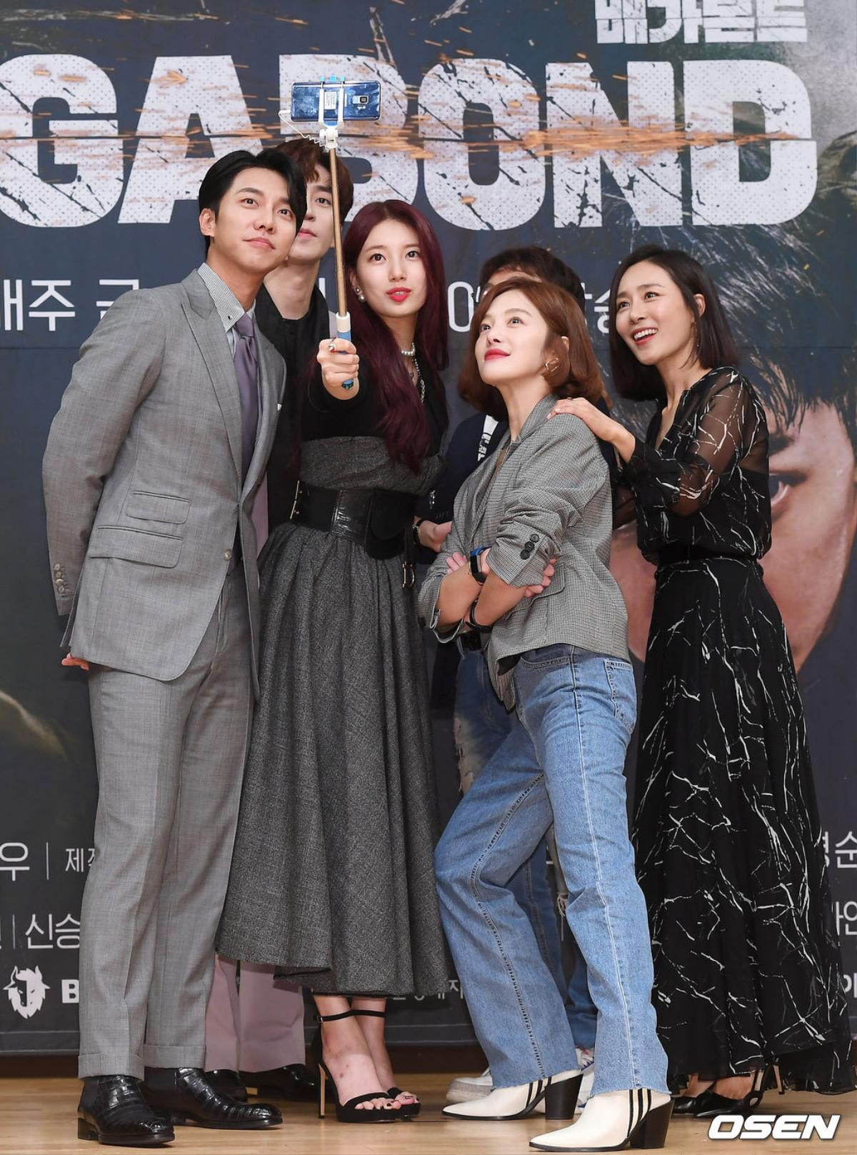 Suzy xinh đẹp quyến rũ bên Lee Seung Gi và Shin Sung Rok tại họp báo 'Vagabond' Ảnh 14