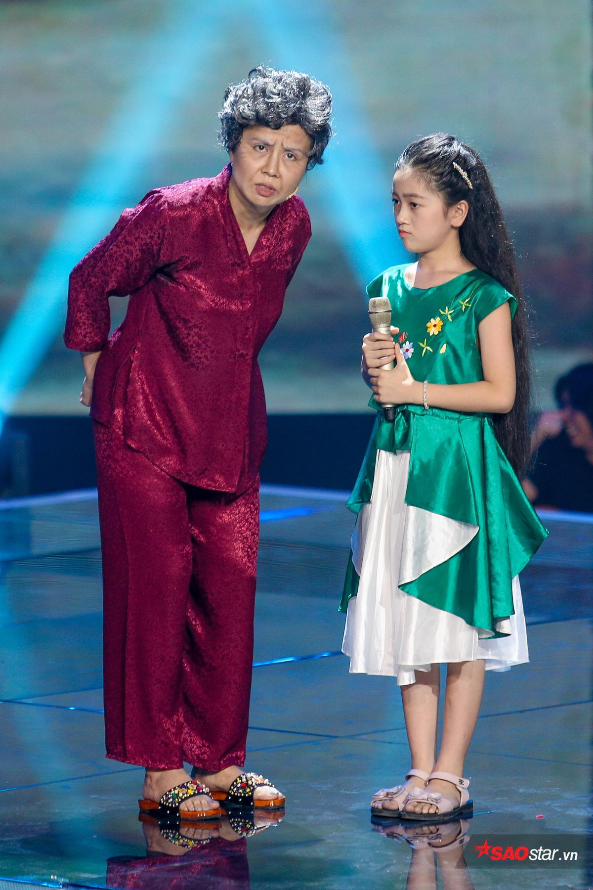 Lưu Thiên Hương tiếp tục 'chơi lớn' hóa ngoại già U70, hỗ trợ học trò trong Minishow - The Voice Kids 2019 Ảnh 2