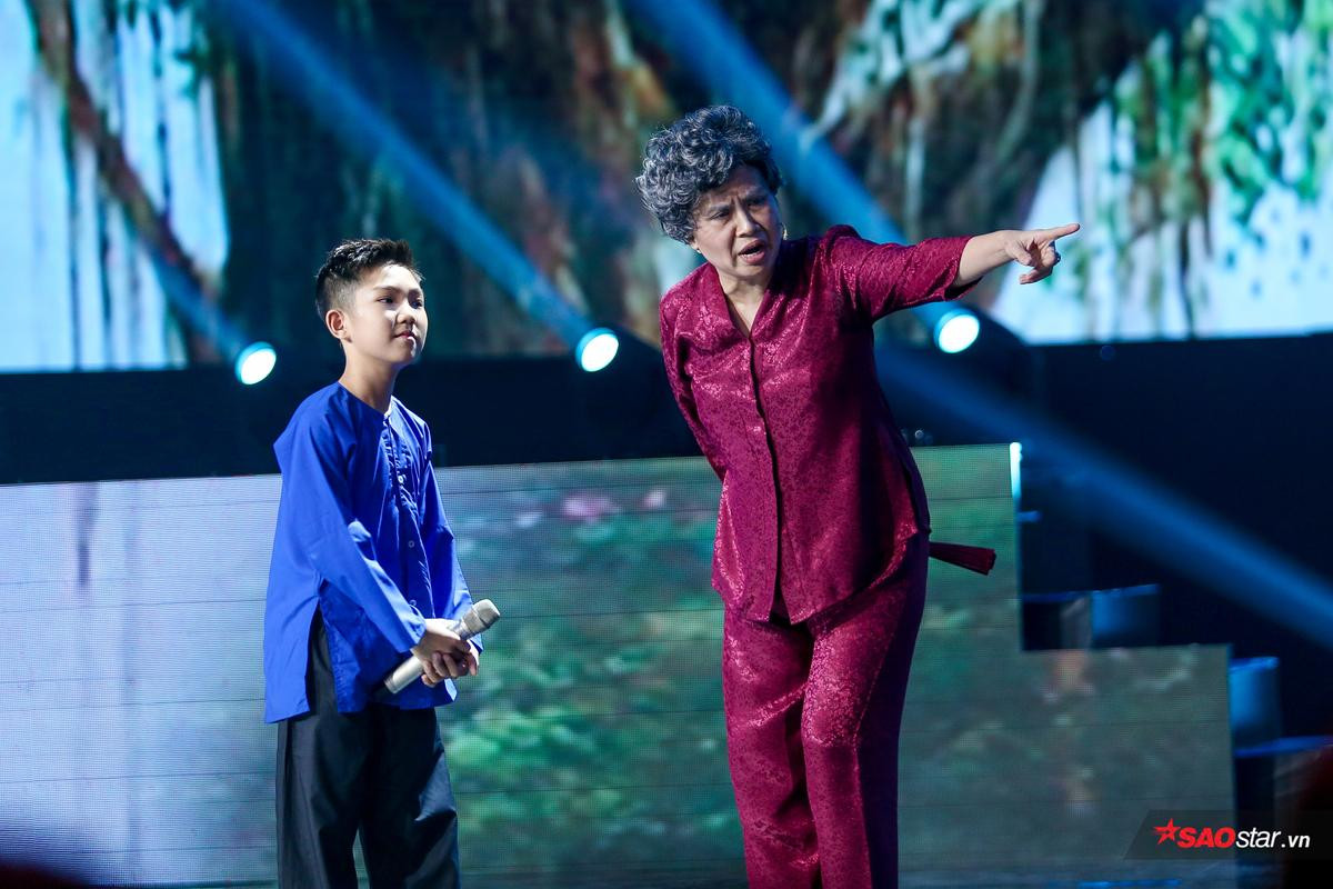 Lưu Thiên Hương tiếp tục 'chơi lớn' hóa ngoại già U70, hỗ trợ học trò trong Minishow - The Voice Kids 2019 Ảnh 4