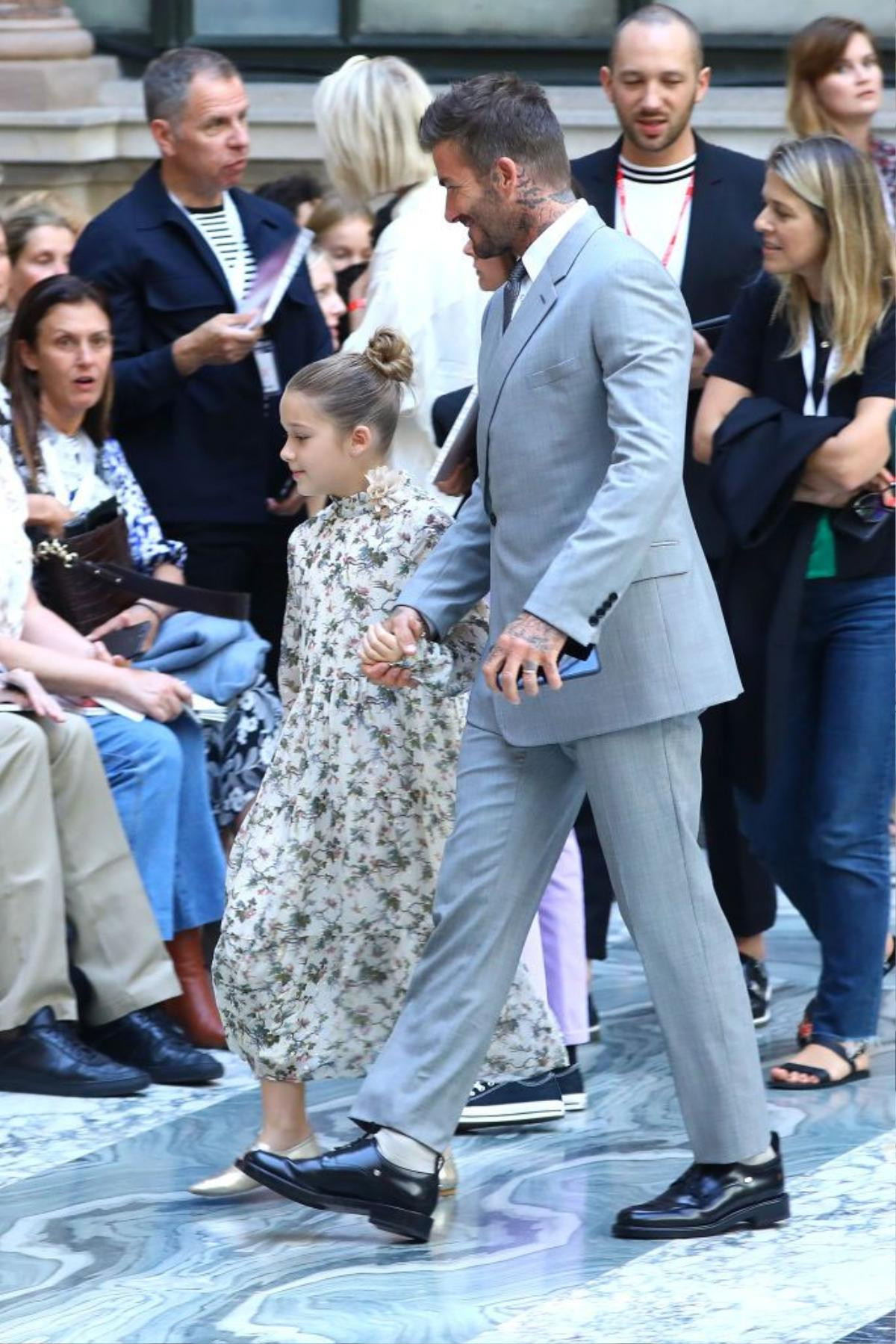 ‘Út cưng’ Harper Beckham được bố nắm tay đến tham dự buổi diễn thời trang của mẹ Victoria Ảnh 4