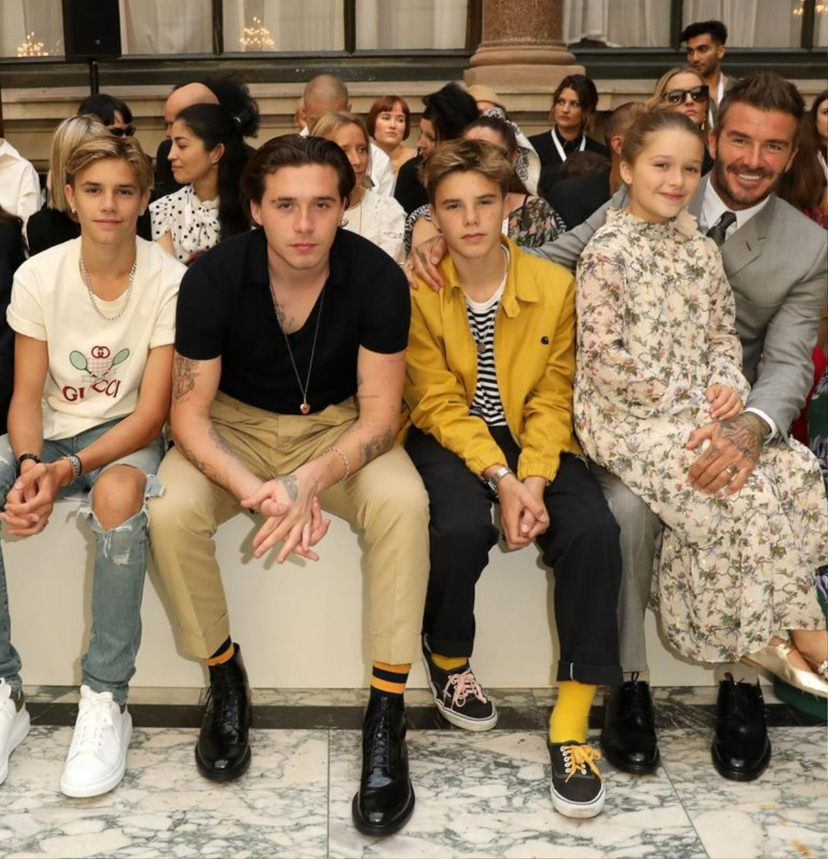 ‘Út cưng’ Harper Beckham được bố nắm tay đến tham dự buổi diễn thời trang của mẹ Victoria Ảnh 6