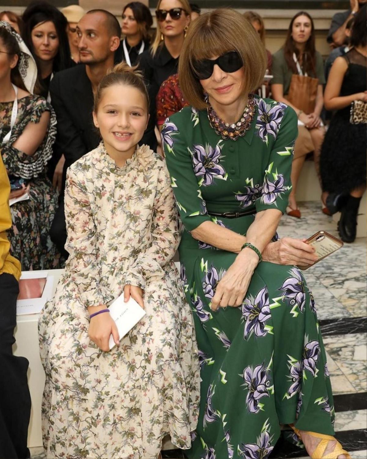 Harper Beckham đi dự tuần lễ thời trang London mặc đồ đôi với 'bà đầm thép' Anna Wintour Ảnh 4