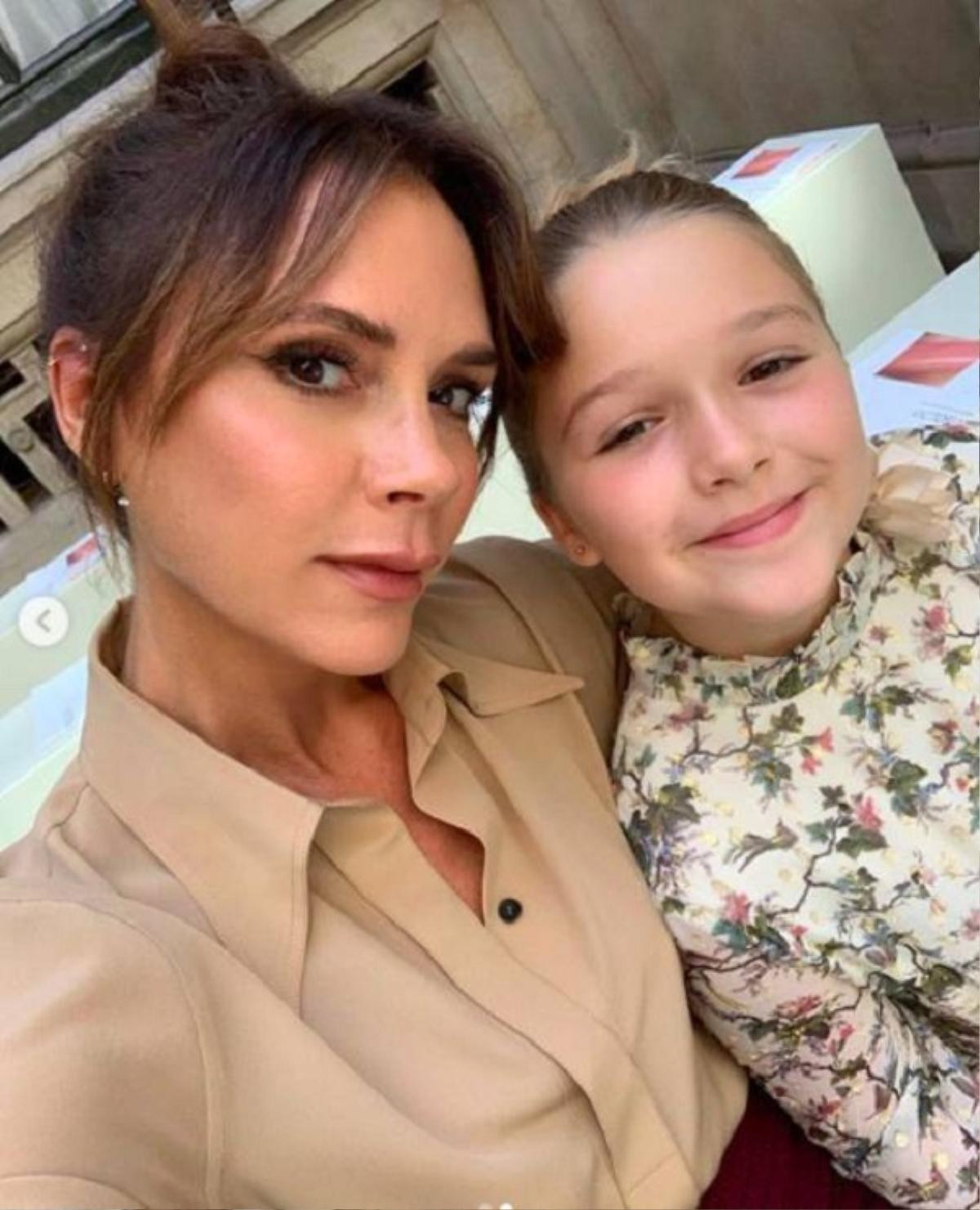 Harper Beckham đi dự tuần lễ thời trang London mặc đồ đôi với 'bà đầm thép' Anna Wintour Ảnh 3