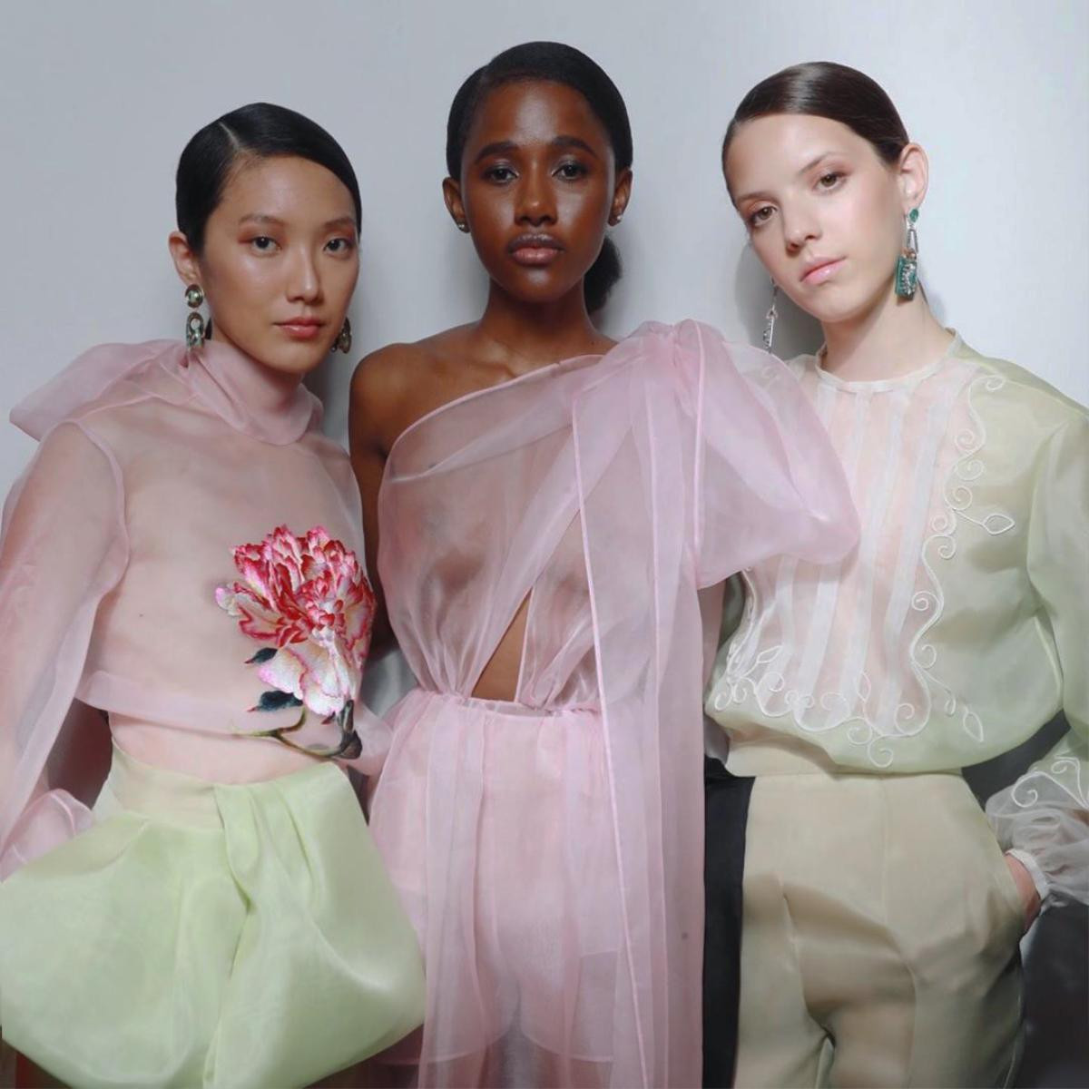 Góc tự hào: NTK Việt đem 20 thiết kế đến với London Fashion Week 2020, có mẫu được mạ vàng ròng 24k Ảnh 19