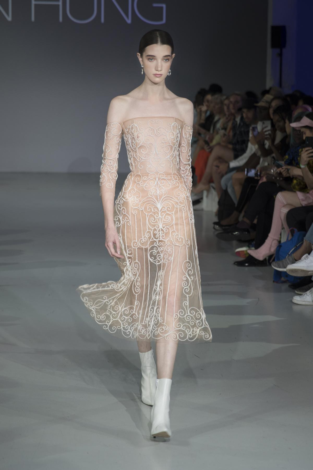 Góc tự hào: NTK Việt đem 20 thiết kế đến với London Fashion Week 2020, có mẫu được mạ vàng ròng 24k Ảnh 2