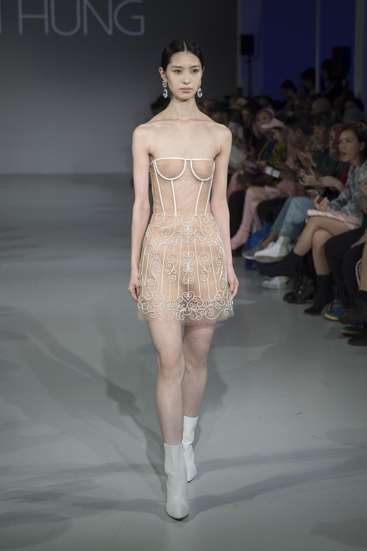 Góc tự hào: NTK Việt đem 20 thiết kế đến với London Fashion Week 2020, có mẫu được mạ vàng ròng 24k Ảnh 3