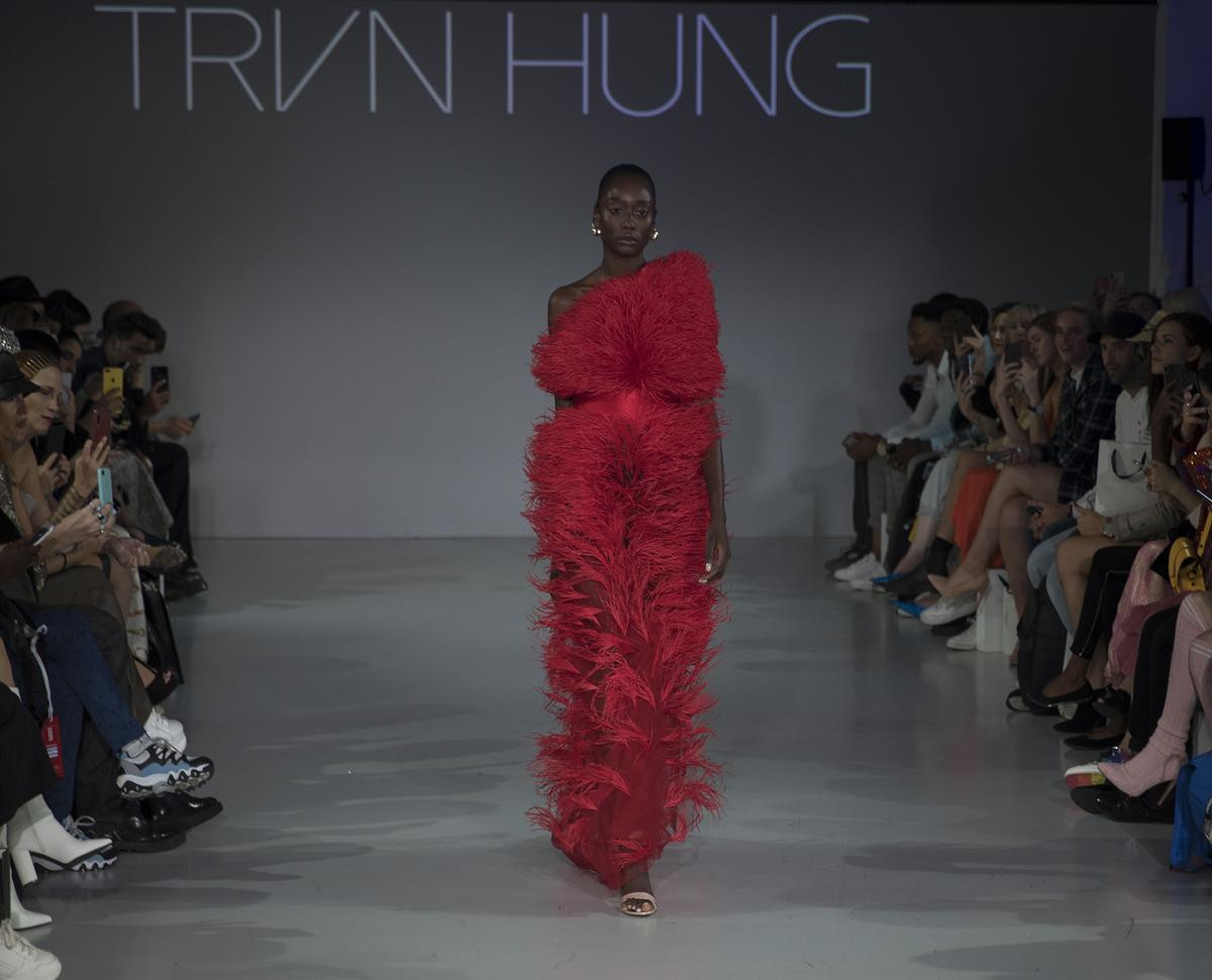 Góc tự hào: NTK Việt đem 20 thiết kế đến với London Fashion Week 2020, có mẫu được mạ vàng ròng 24k Ảnh 8