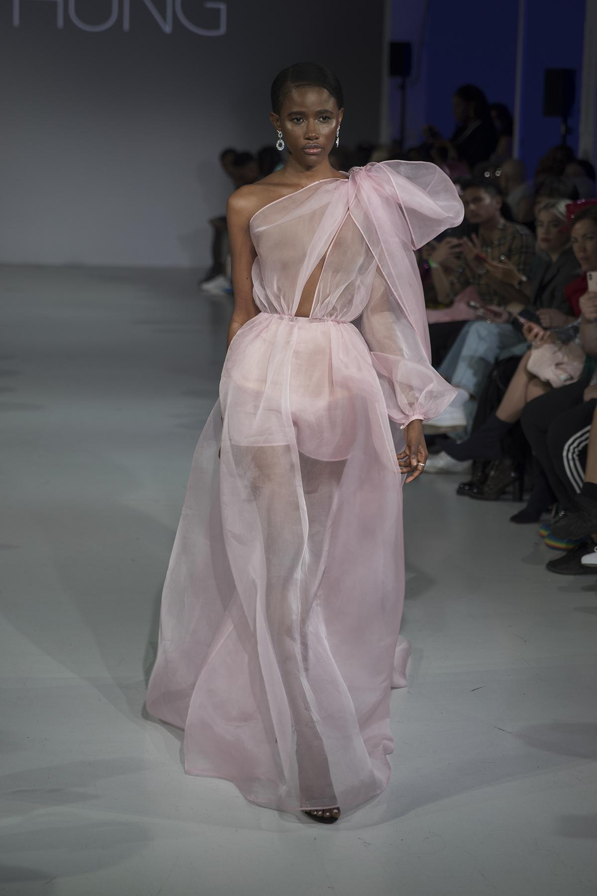 Góc tự hào: NTK Việt đem 20 thiết kế đến với London Fashion Week 2020, có mẫu được mạ vàng ròng 24k Ảnh 10