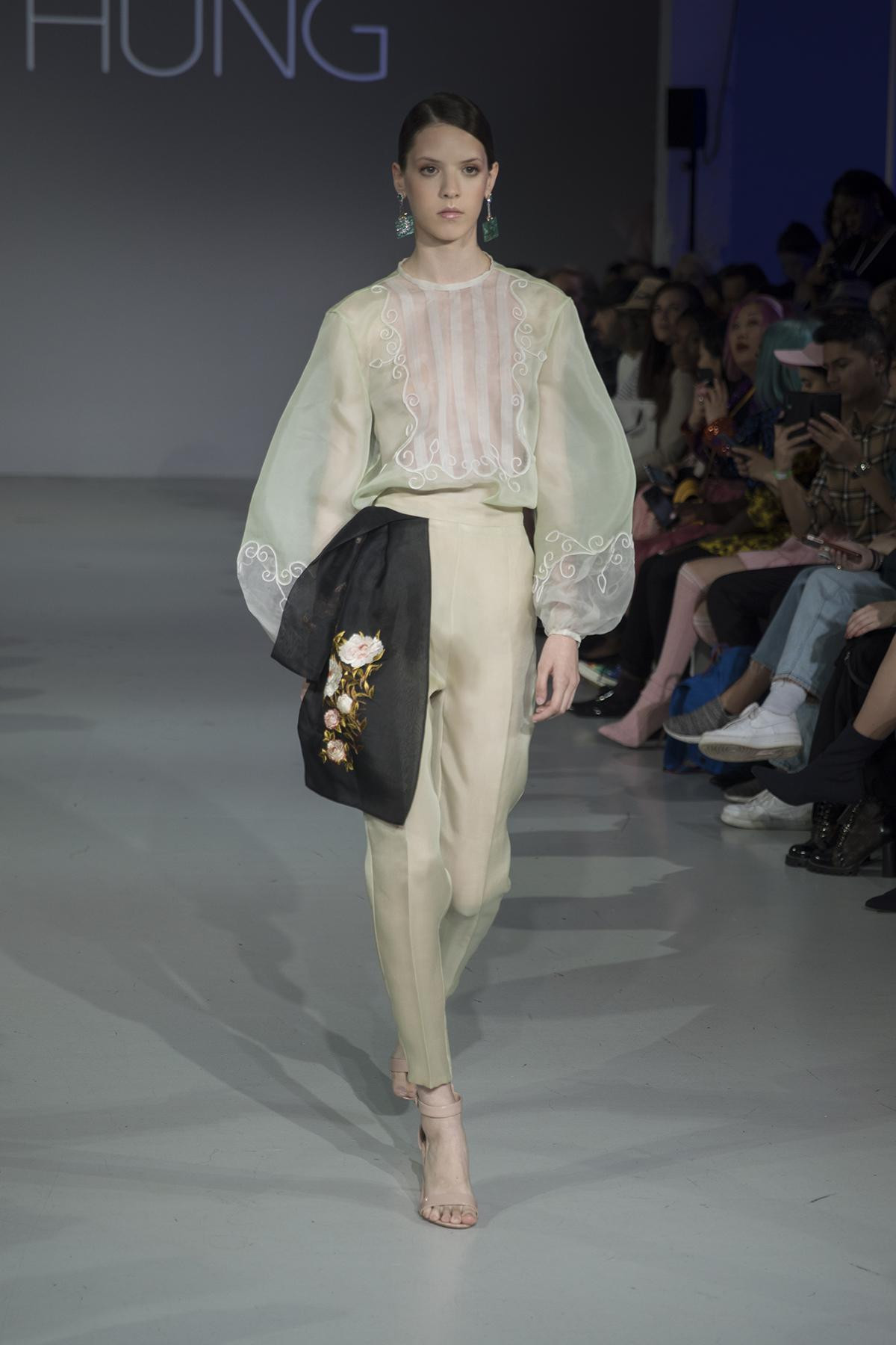 Góc tự hào: NTK Việt đem 20 thiết kế đến với London Fashion Week 2020, có mẫu được mạ vàng ròng 24k Ảnh 11