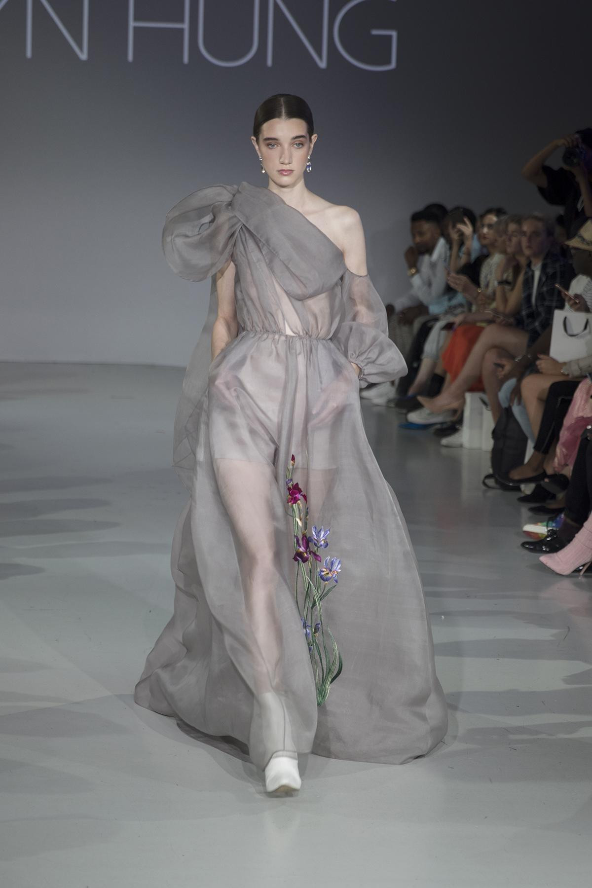 Góc tự hào: NTK Việt đem 20 thiết kế đến với London Fashion Week 2020, có mẫu được mạ vàng ròng 24k Ảnh 15