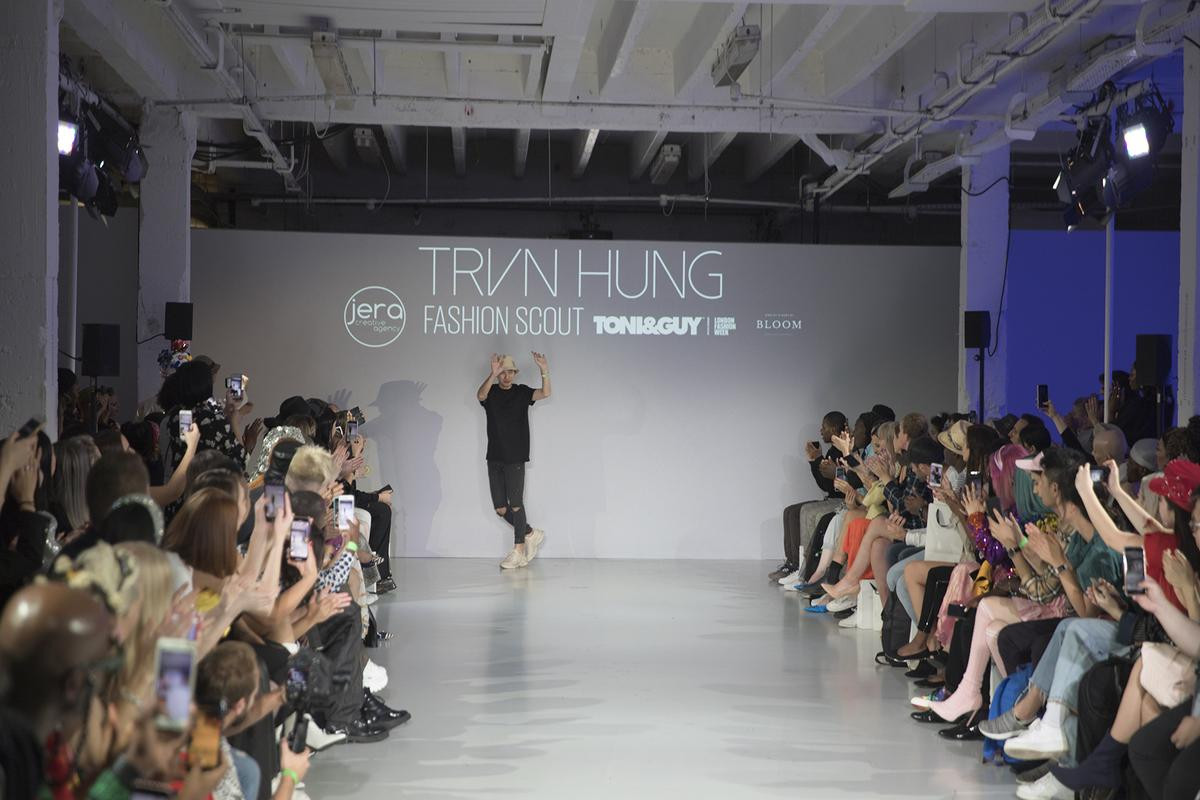 Góc tự hào: NTK Việt đem 20 thiết kế đến với London Fashion Week 2020, có mẫu được mạ vàng ròng 24k Ảnh 17