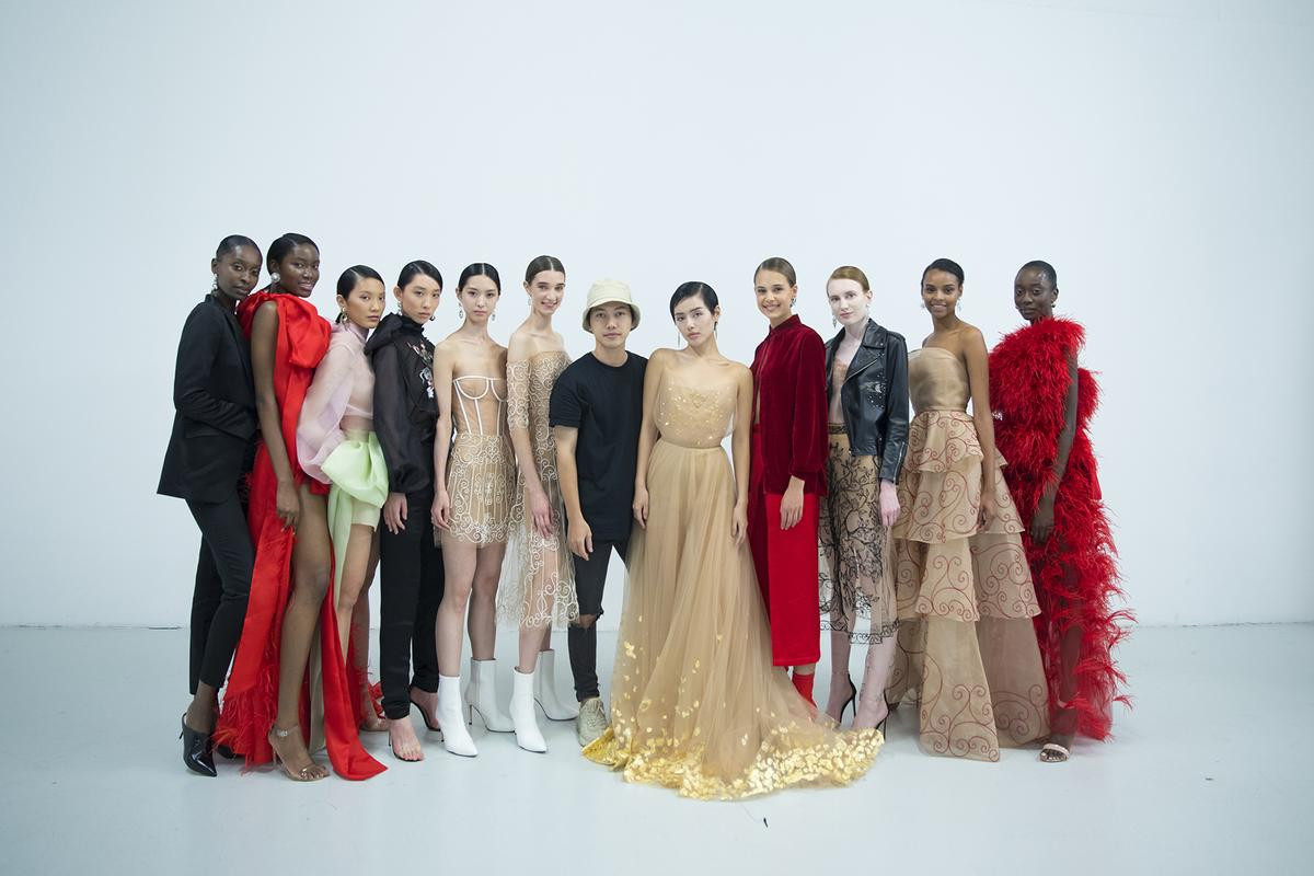 Góc tự hào: NTK Việt đem 20 thiết kế đến với London Fashion Week 2020, có mẫu được mạ vàng ròng 24k Ảnh 18