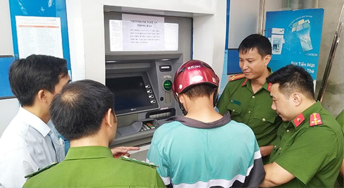 Tạm giữ 3 người nước ngoài chiếm đoạt tài sản bằng công nghệ cao qua các cột ATM Ảnh 1