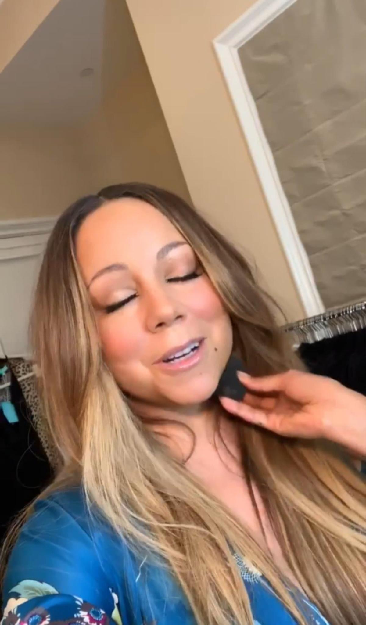 Đẳng cấp Mariah Carey: Vừa 'họa mặt' vừa hát 'sương sương' mà như… thu đĩa Ảnh 2