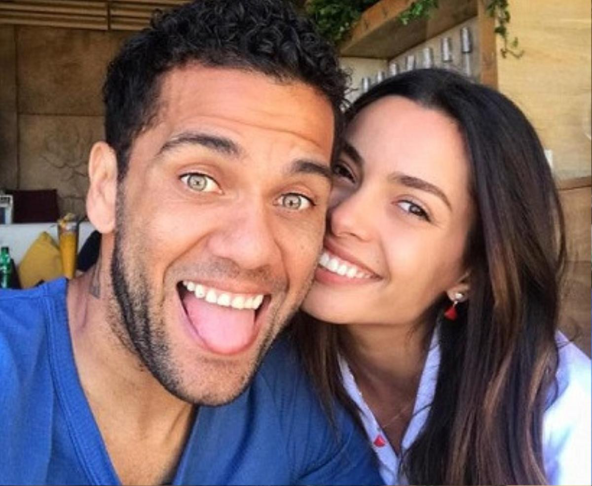 Bà xã Dani Alves hối hận vì… bơm ngực khủng Ảnh 6