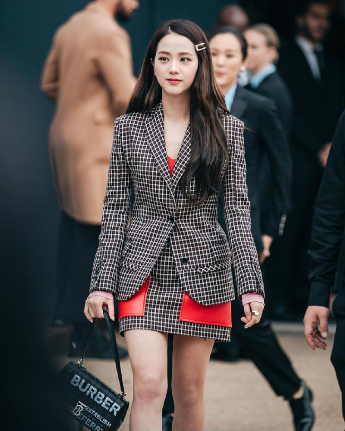 Ra mà xem 'nữ thần' Jisoo Black Pink xinh ngất ngây tại show Burberry Ảnh 4