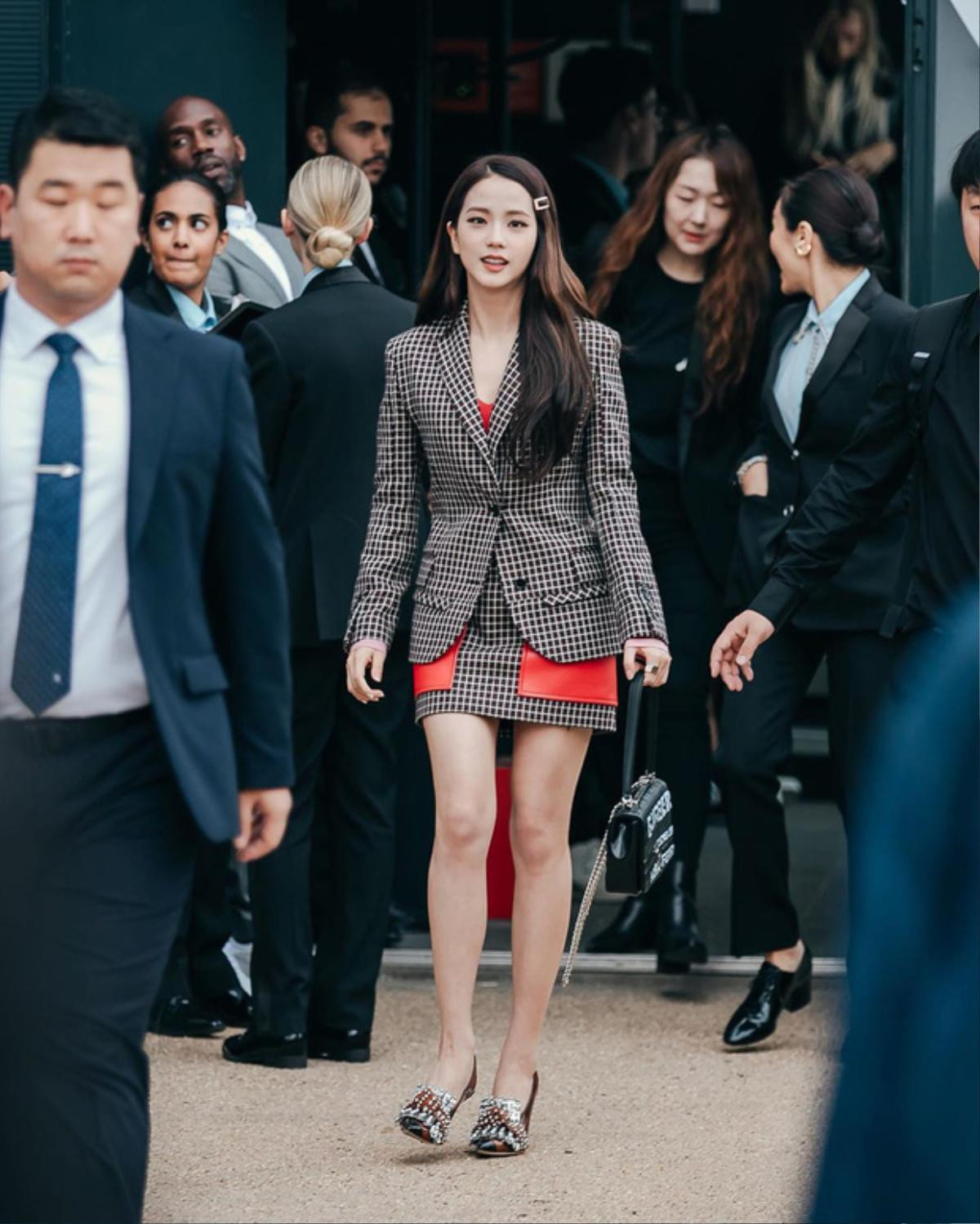 Ra mà xem 'nữ thần' Jisoo Black Pink xinh ngất ngây tại show Burberry Ảnh 5