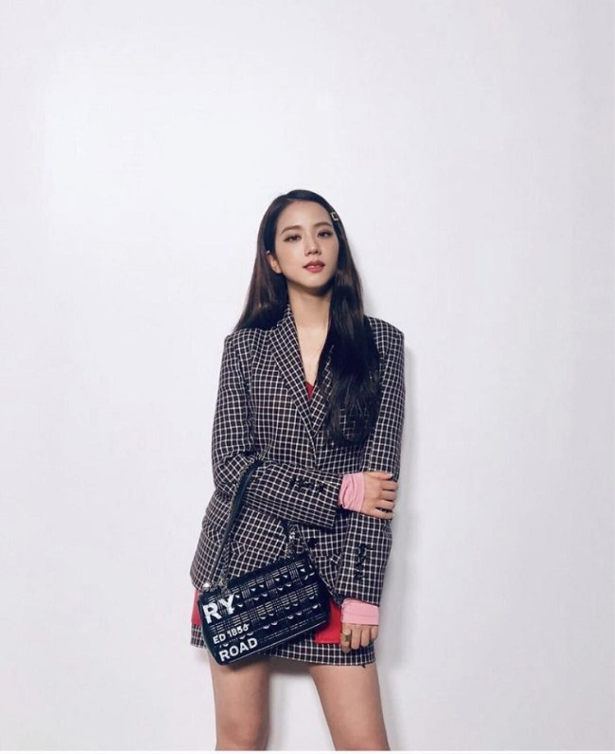 Ra mà xem 'nữ thần' Jisoo Black Pink xinh ngất ngây tại show Burberry Ảnh 8