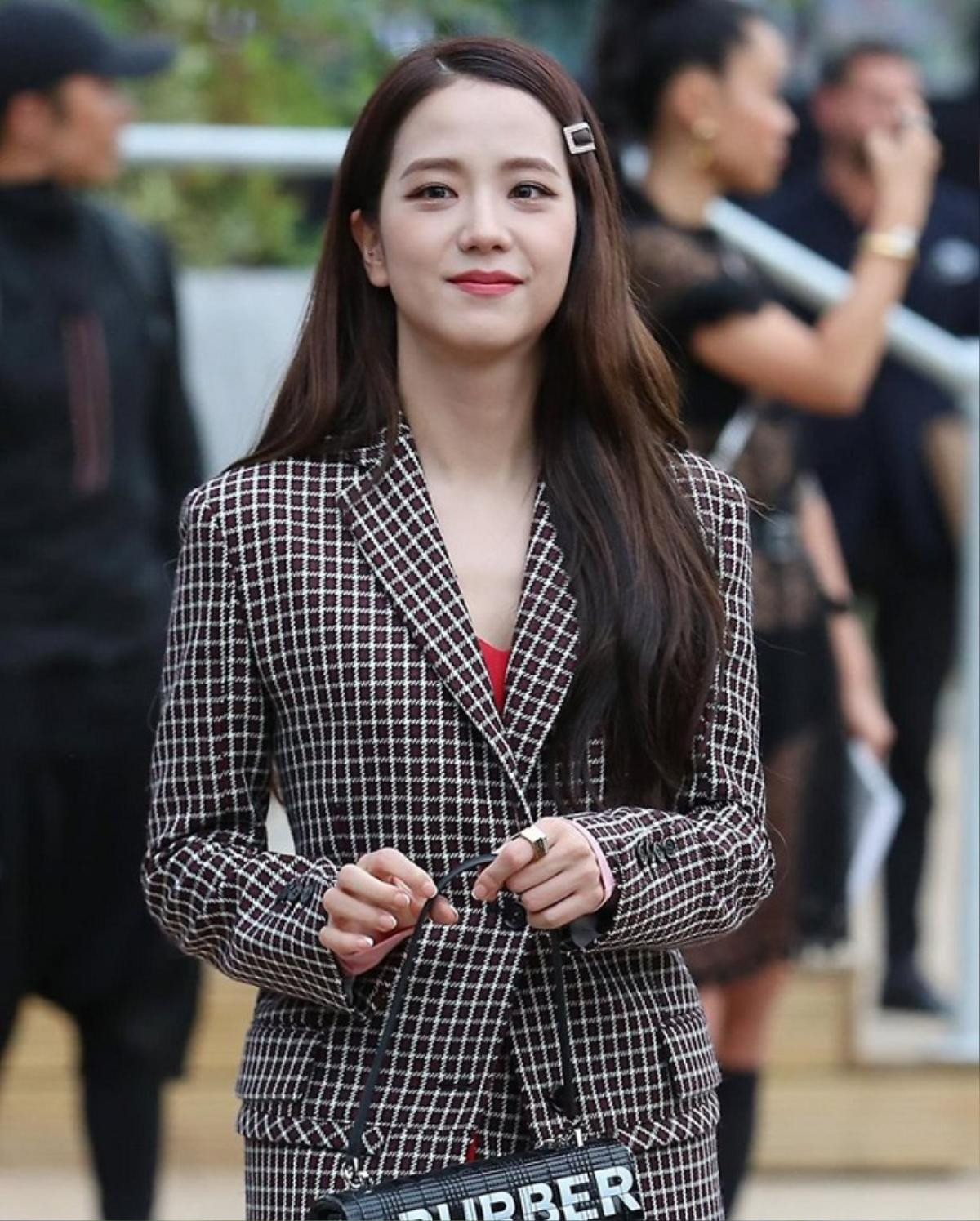 Ra mà xem 'nữ thần' Jisoo Black Pink xinh ngất ngây tại show Burberry Ảnh 9