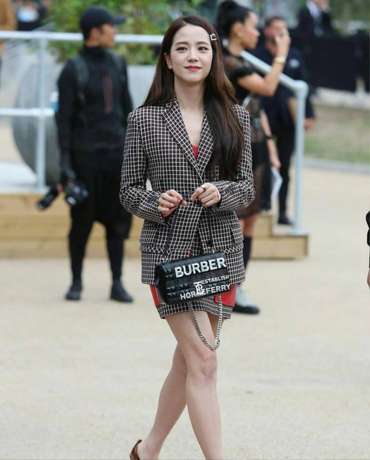 Ra mà xem 'nữ thần' Jisoo Black Pink xinh ngất ngây tại show Burberry Ảnh 6