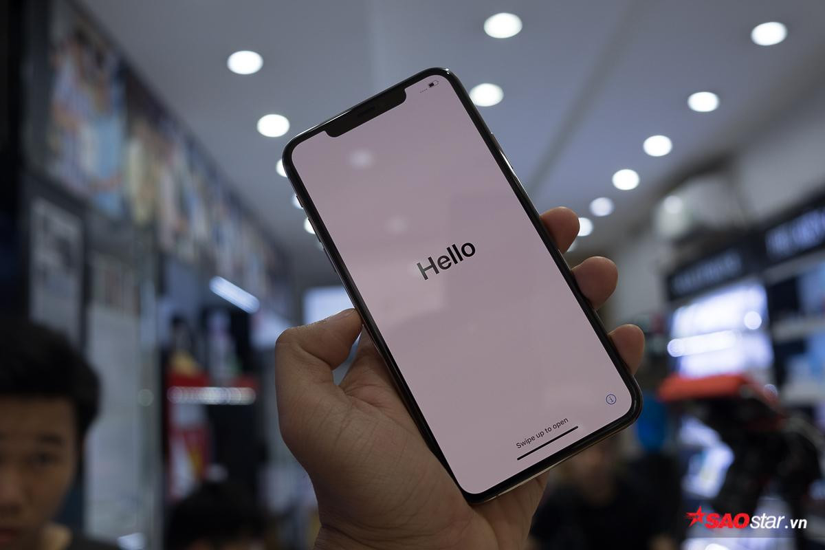 Cận cảnh iPhone 11 Pro Max đầu tiên tại Việt Nam: Thiết kế không mới, cụm camera siêu to khổng lồ Ảnh 3