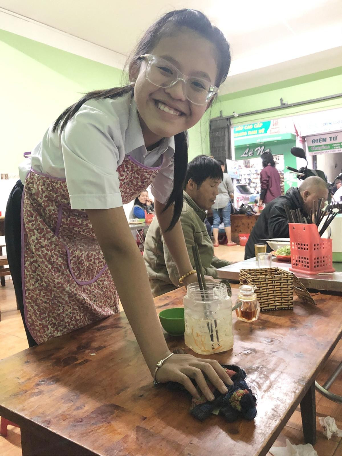 Trò cưng Hương Giang - Bảo Hân mang tạp dề, siêng năng 'chạy bàn' bán bún riêu phụ giúp bố mẹ Ảnh 4