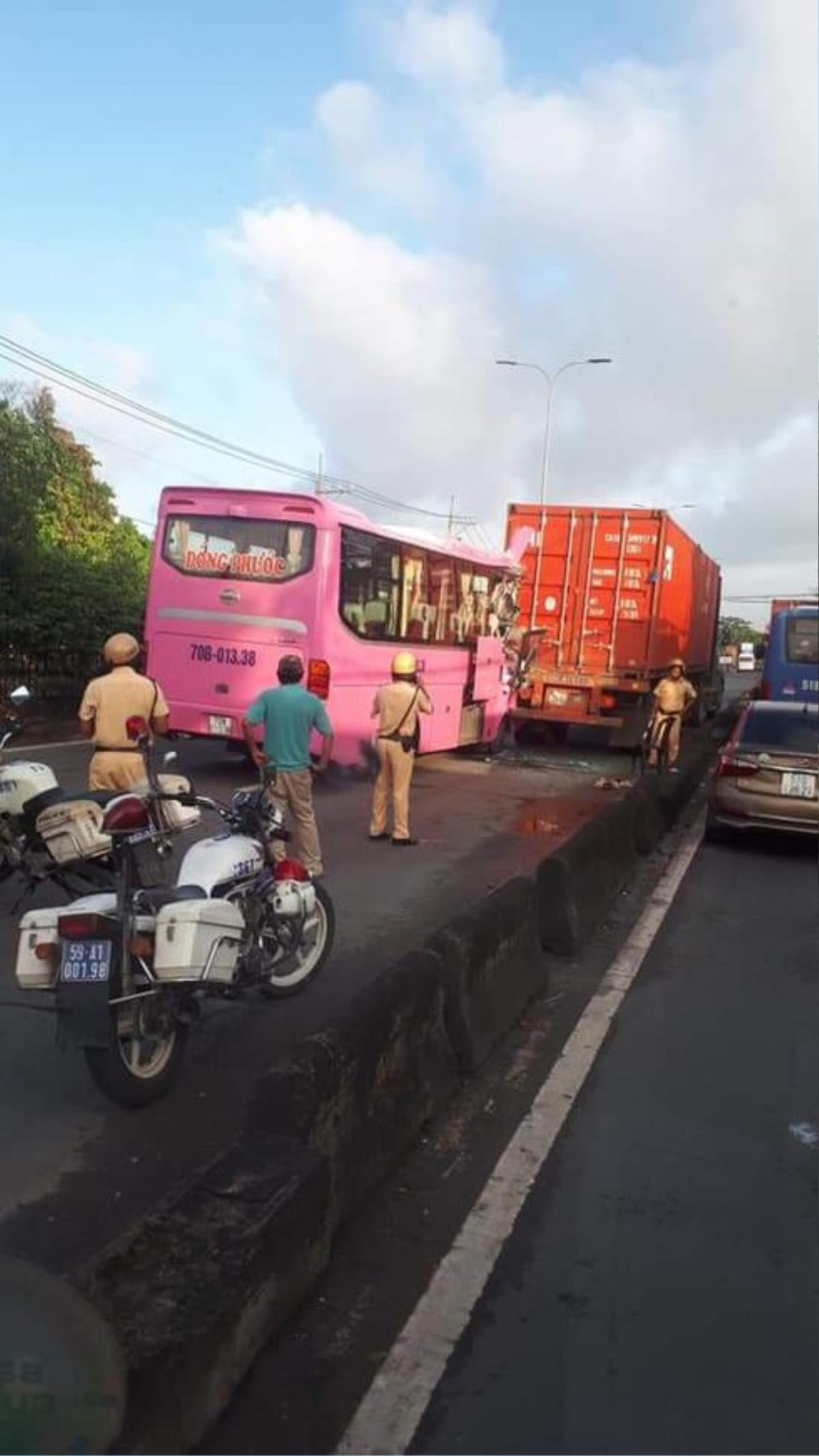 Xe khách đâm đuôi xe container trên quốc lộ ở Sài Gòn, 5 người bị thương phải nhập viện cấp cứu Ảnh 2