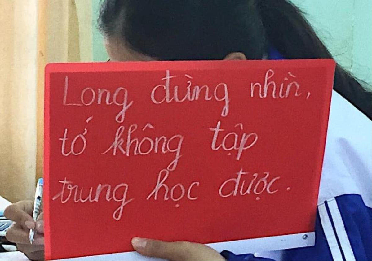 Bị 'crush' thích ra mặt, nữ sinh bối rối viết tấm bảng nhắc nhở: 'Long đừng nhìn, tớ không tập trung học được' Ảnh 2