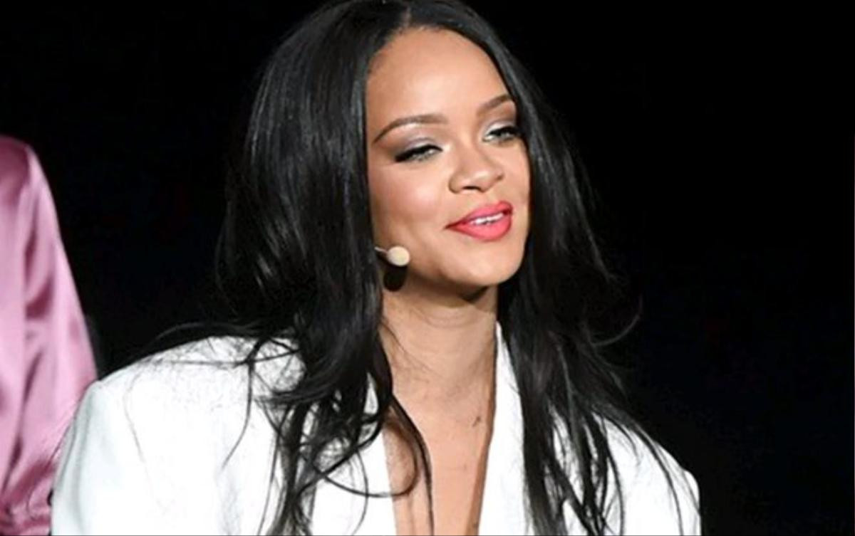 Đến sự kiện muộn hai tiếng rưỡi, Rihanna khiến netizen Hàn phẫn nộ Ảnh 1