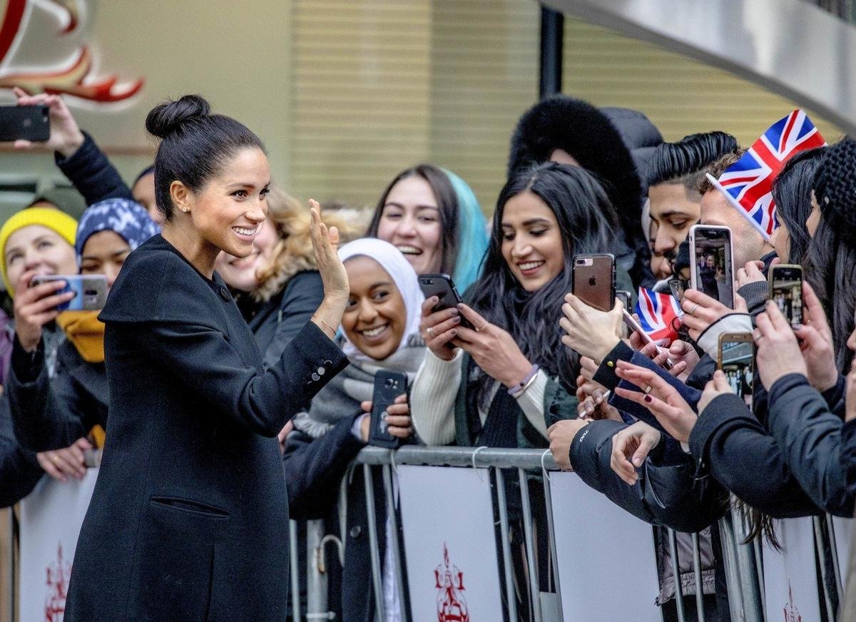 Meghan Markle từng mất 2 tiếng học cách uống trà và dùng dao nĩa trước khi gặp nữ hoàng Anh Ảnh 1