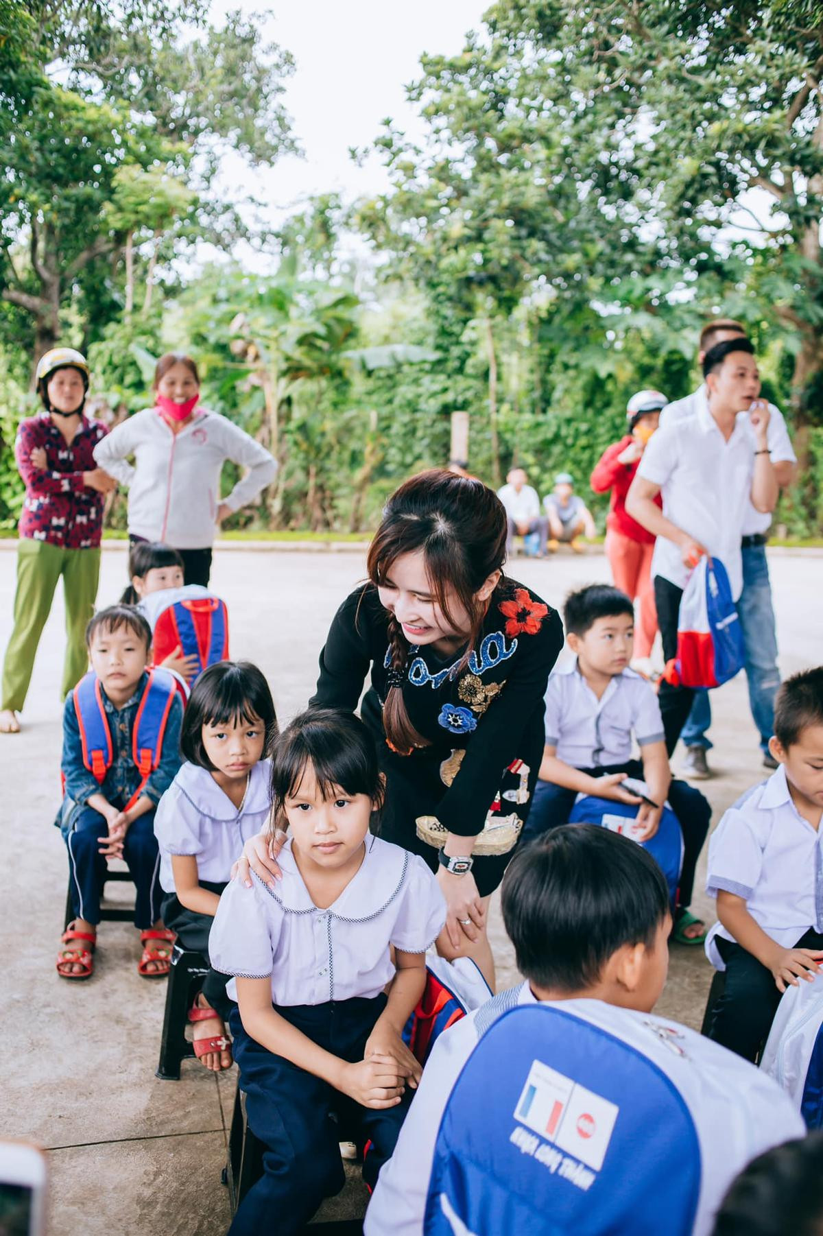 Hậu thị phi, Mina Phạm 'gỡ điểm' khi rạng rỡ cùng Minh Nhựa đi làm từ thiện ở miền núi Ảnh 4