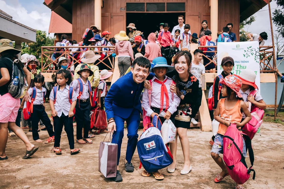 Hậu thị phi, Mina Phạm 'gỡ điểm' khi rạng rỡ cùng Minh Nhựa đi làm từ thiện ở miền núi Ảnh 7