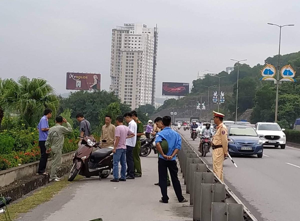 Đang đi xe máy, người phụ nữ bất ngờ bị chặn đường đâm nguy kịch gần cầu Bãi Cháy Ảnh 1