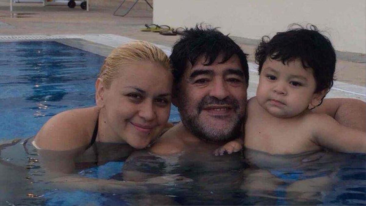 Maradona cùng sở thích bắt người tình mặc áo cảnh sát khi lên giường Ảnh 1