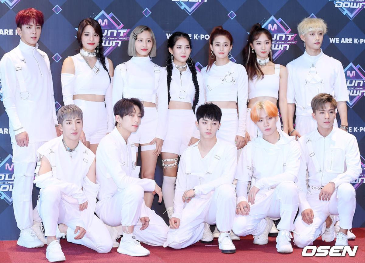 X1 và SEVENTEEN đọ sắc trên thảm đỏ 'M Countdown': Ai sẽ giành cúp chiến thắng? Ảnh 46