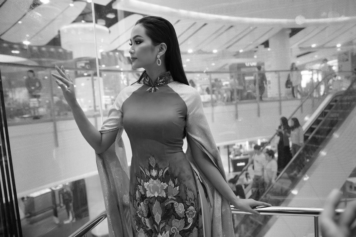 H'Hen Niê diện áo dài quyền lực đến Thái Lan, catwalk 'xuất thần' trên nền nhạc Em đi trên cỏ non Ảnh 5