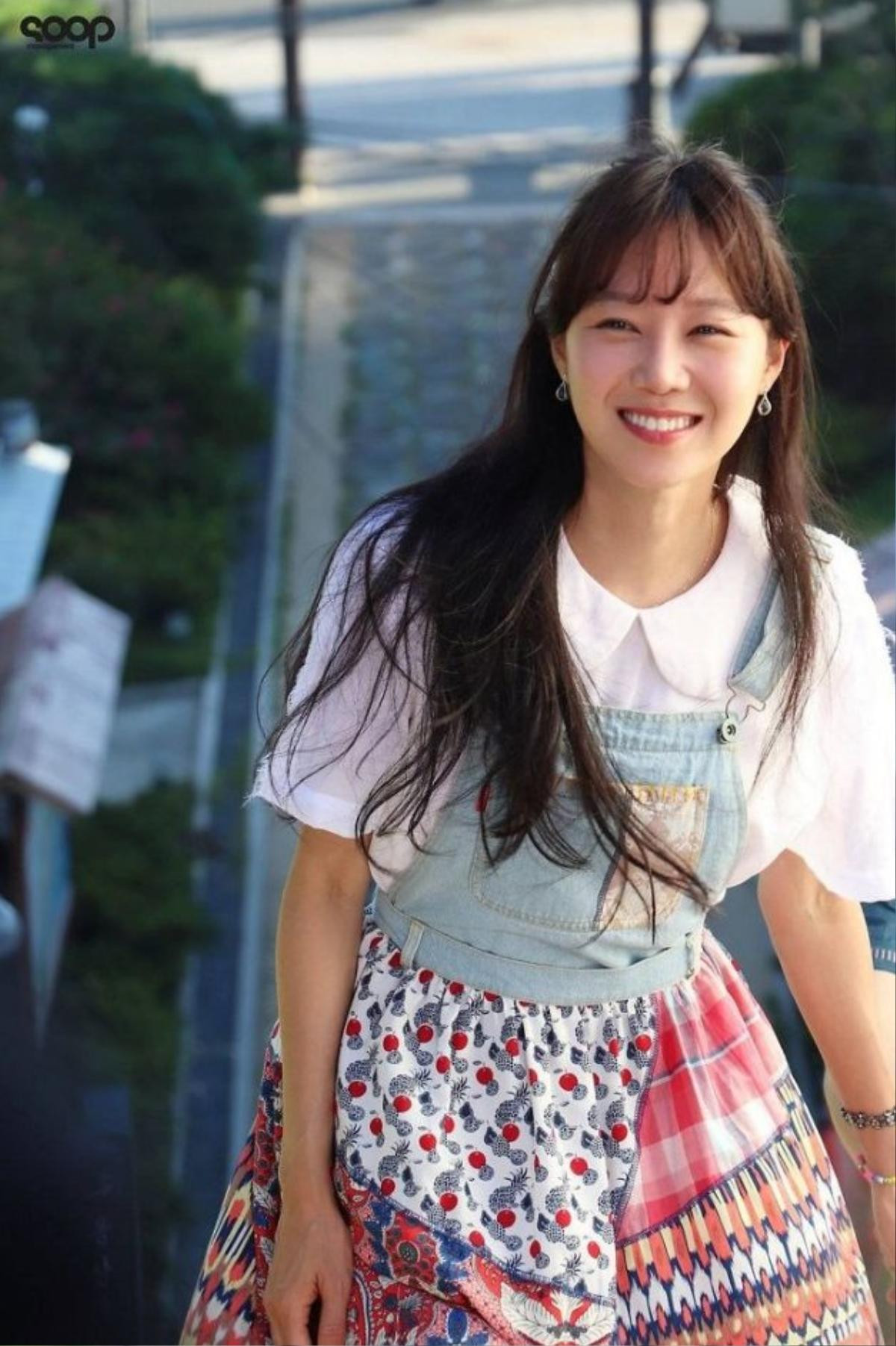 Suzy tỏa sáng rạng ngời trên Marie Claire - Gong Hyo Jin trẻ trung như gái đôi mươi Ảnh 8